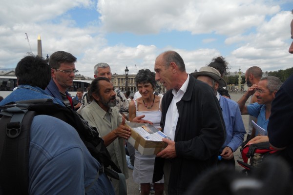 remise petition à E.Fiorile 14juillet2015