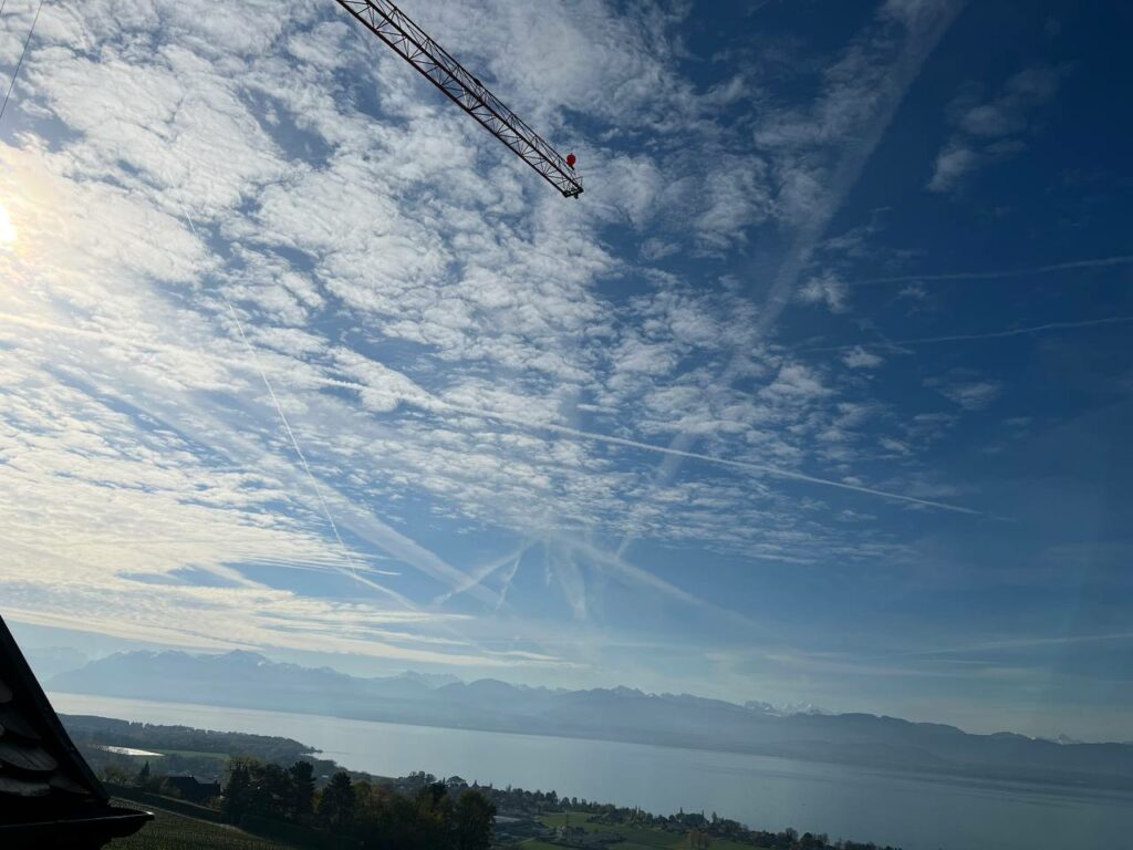 Ciel obstrué par des trainées d'avion. Avril 2023