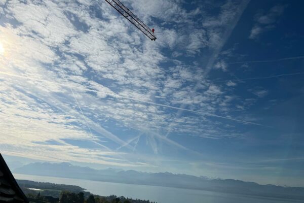 Ciel obstrué par des trainées d'avion. Avril 2023