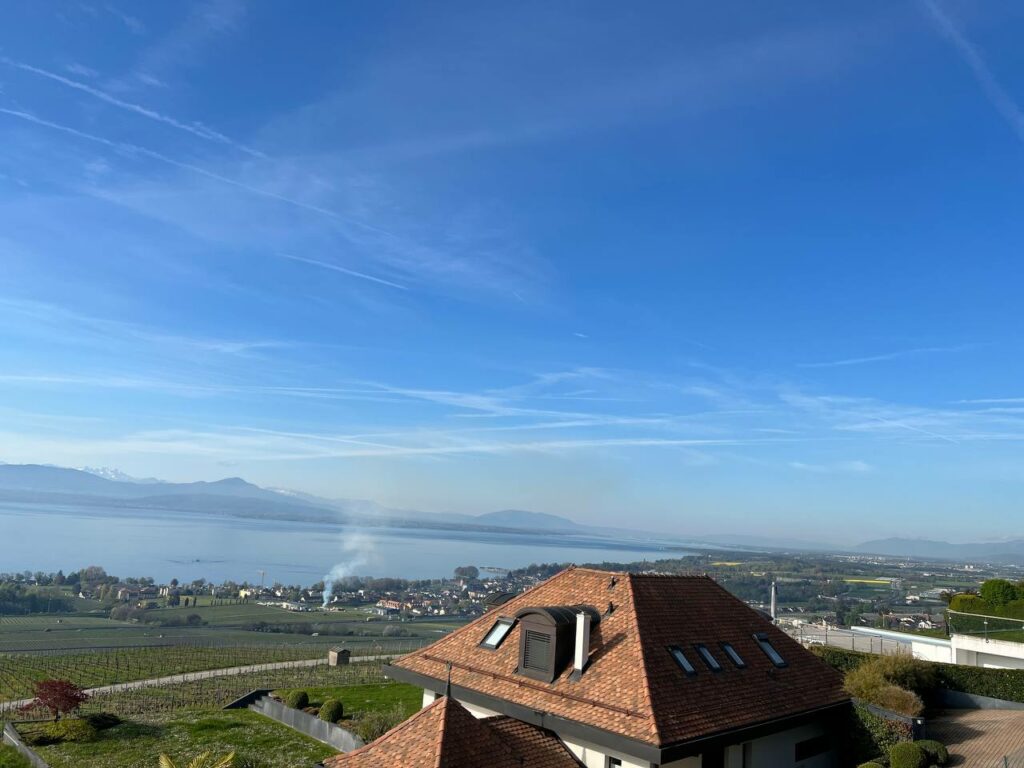 Ciel obstrué par des traînées polluantes d'avions. Bougy Villars Avril 2023