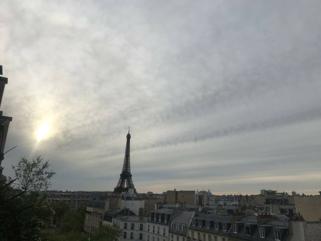 Paris le 28 avril 2023 en soirée. Ciel obstrué d'un voile artificiel.