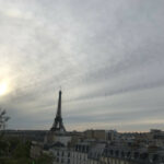 Paris avril 2023 en soirée. Ciel voilé de pollution.