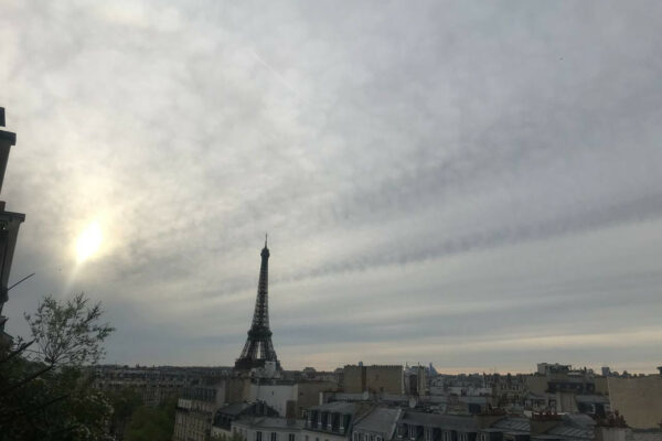 Paris avril 2023 en soirée. Ciel voilé de pollution.