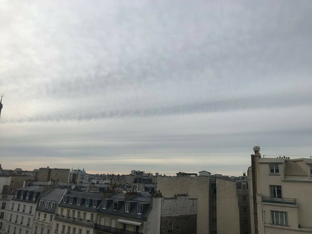 Paris le 28 avril 2023 en soirée. Ciel voilé d'une couche de pollution.